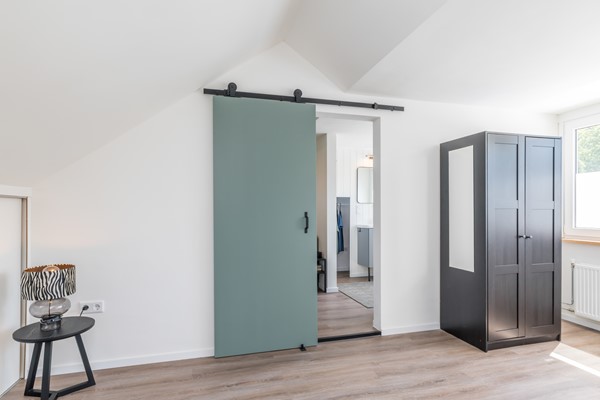 Foto - Verkocht onder voorbehoud: Ruime en veelzijdige vrijstaande woning met 173 m² woonoppervlakte,  extra leefverdieping, 3 slaapkamers (mogelijkheid tot 4), 2 badkamers, royaal bijgebouw en tuin op het zuidoosten in Hulsberg